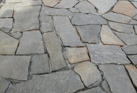 Укладка природного камня на бетонное основание - это ответственный процесс, который требует точности и аккуратности.